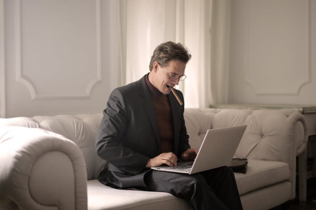 Homme qui a trouvé une agence immobilière sans commission