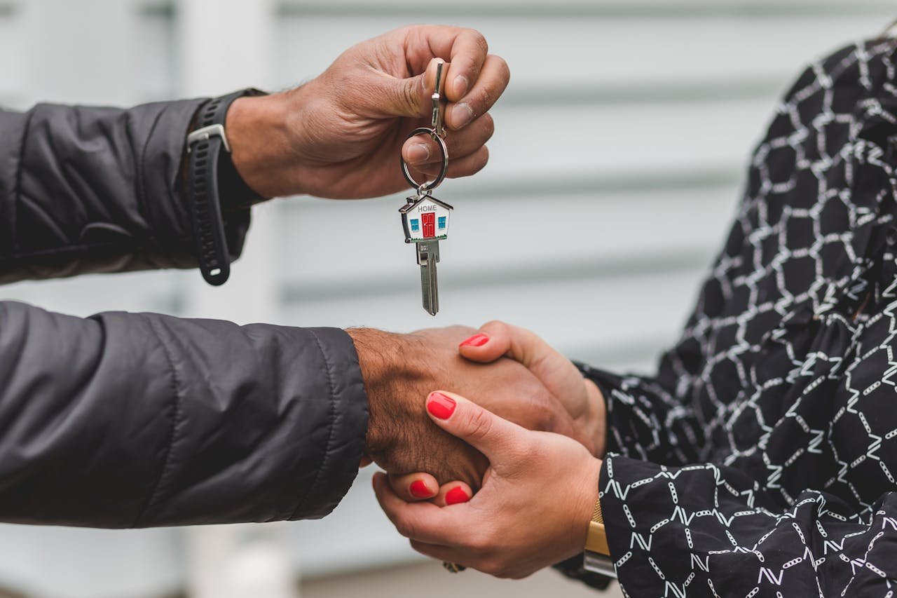 remise de clés entre un agent immobilier indépendant et un locataire
