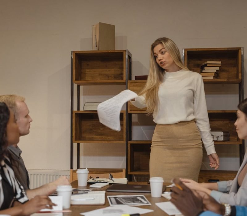 pexels-tima-miroshnichenko-5686079 Femme pas contente de payer les frais d'agence